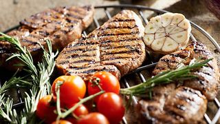 Karkówka z grilla z sosem czosnkowym