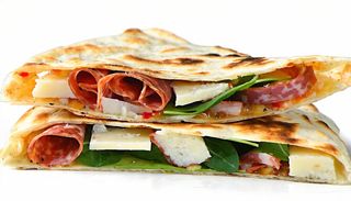 Piadina con salame piccante, pecorino e rucola