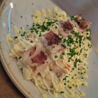 Ensaladilla Rusa con  anguila ahumada