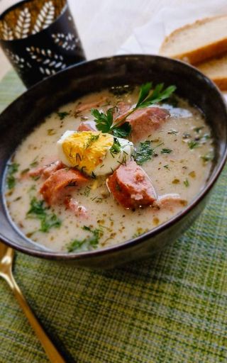 Żurek z jajkiem i kiełbasą