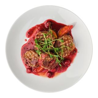 Медальйони зі свинини з соусом із журавлини (320г)