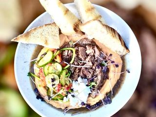 Теляча щока з маринованим салатом (390g)