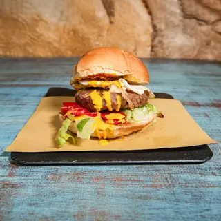 3. Hamburger, uovo, bacon, insalata, pomodoro, salsa BBQ, cheddar
