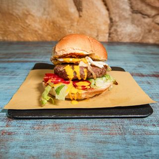 3. Hamburger, uovo, bacon, insalata, pomodoro, salsa BBQ, cheddar