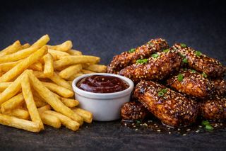 Buffalo wings Teriyaki z sezamem 12szt+frytki belgijskie z sosem autorskim