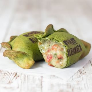 Empanada De Tomate Con Albahaca Y Mozarella