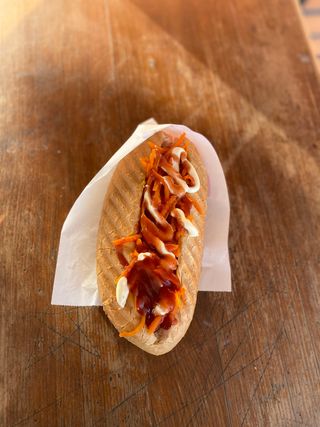 Подвійний хот-дог з молочною сосискою в булочці (300г)