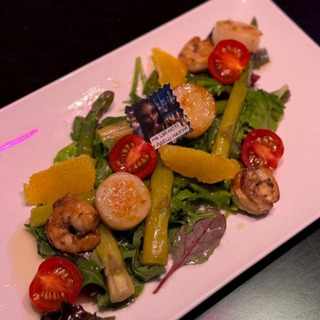 Салат з гребінцями та креветками