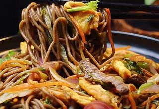 81B.Spaghetti di soba con verdure miste e  manzo(senza glutine)牛肉炒荞麦面