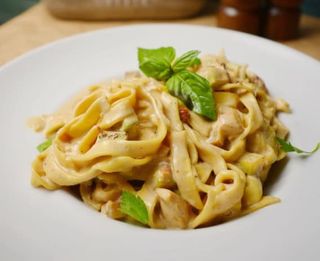 Taljatele sa piletinom i tikvicama