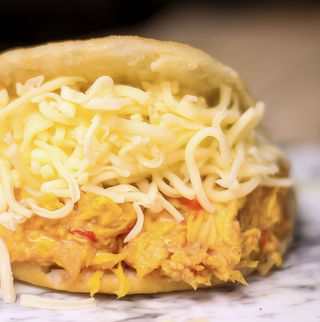 Arepa La Sifrina (pollo y queso amarillo rallado)