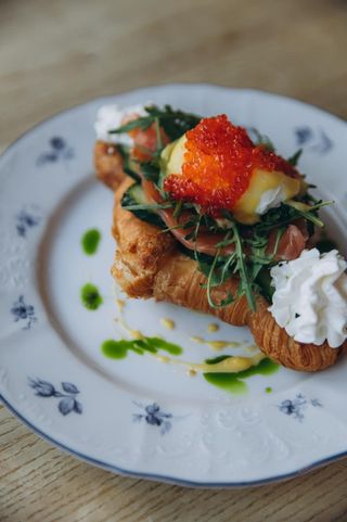 Масляний круасан з лососем, червоно ікрою та соусом Голандез 