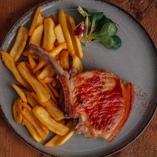 Cotlet de porc romanesc cu cartofi prajiti