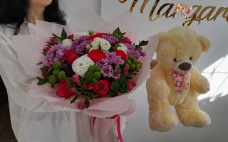 Bukiet kolorowych sezonowych  kwiatów +pluszowy Miś ,rozmiar M