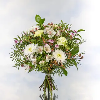 Ramo Especial – Tonos Blancos, Verdes y Fucsia