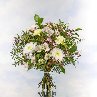 Ramo Especial – Tonos Blancos, Verdes y Fucsia