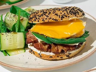 Бейгл Melt з беконом та яйцем з курячим яйцем  (250г)
