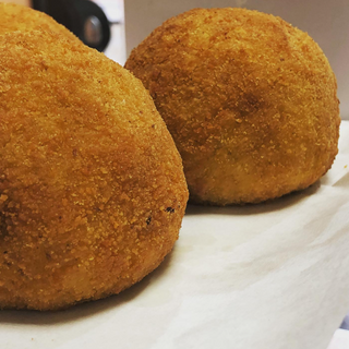 Arancina con burro, prosciutto cotto e mozzarella