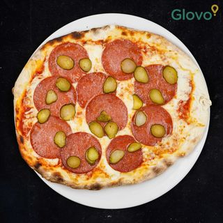 Пица с Луканков Колбас и Кисели Краставички Фамилна (52см)