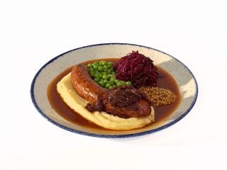 Копчена качина ковбаска з картопляним кремом і маринованою капустою