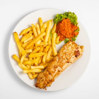 Punjena pileća prsa na žaru sa svježim sirom i šunkom