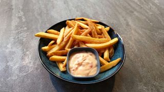 Frytki ziemniaczane ze skórką