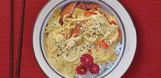 Pohovana piletina u žutom kari sosu