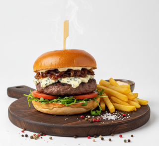 Burger Da Vinci Blue Chesse cu cartofi crocanți și ceapă caramelizată