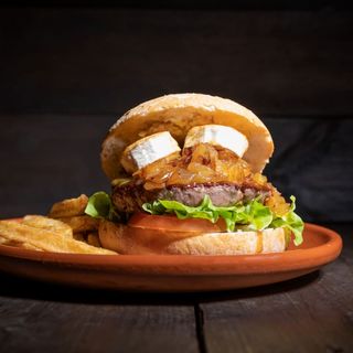 Burger de Cabra Show, Tamaño XL 180 gr.  Deliciosa Burger Ternera, Pan Crujiente, Mayonesa, Ketchup, Lechuga, Tomate,, Bacon, Queso Rulo de Cabra, Pepinillo , Cebolla Crujiente.+Patatas Fritas
