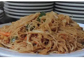 34. Tallarines Fritos Con Tres Delicias