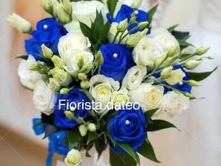 Rosa blu con lisianthus bianco 
