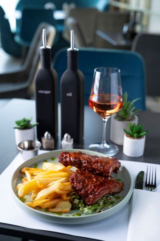 Coaste de porc la cuptor cu cartofi dippers și sos bbq