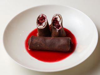 Шоколадні млинці з вершковим сиром та вишнею в глінтвейні (200g)