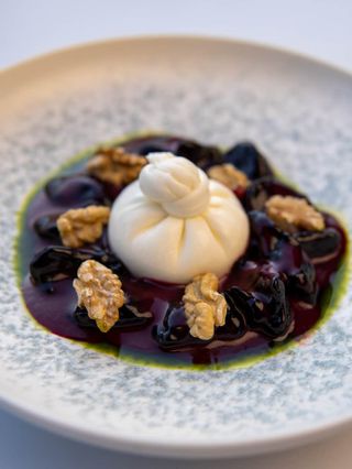 Буррата с вяленой свеклой и орехами