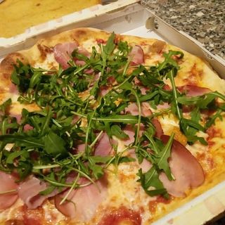 Pizza crudo rucola e grana