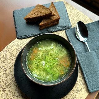 Курячий бульйон із овочами, курячою грудкою і перепелиним яйцем (430г)