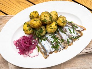 МАЛОСОЛЬНА ТЮЛЕЧКА З КАРТОПЛЕЮ ТА ЗЕЛЕННЮ