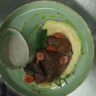 Яловичина томлена з картопляним пюре