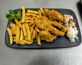 Crispy de piept de pui cu cartofi prăjiți și sos de