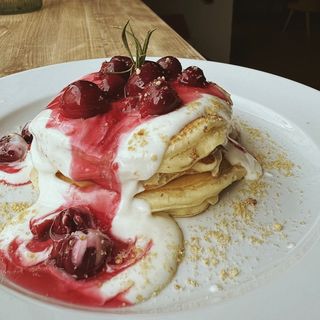 Бананові панкейки з вишнею