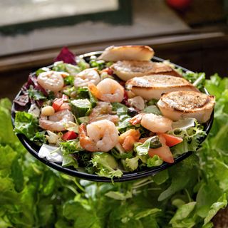 Z wędzonym łososiem