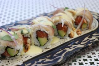 Roll de Hamachi (pez limón) y salmón con salsa cítrica (NUEVO)