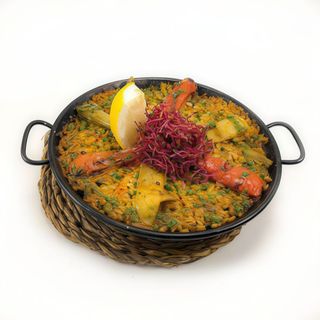 Paella vegetal con arroz integral y heura