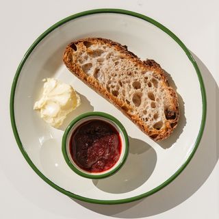 Tostada Con Mantequilla y Mermelada