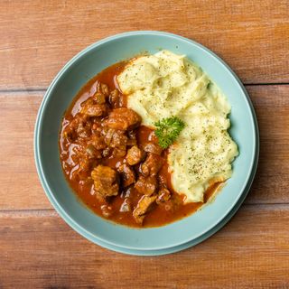 Mućkalica sa kupus salatom i somunom