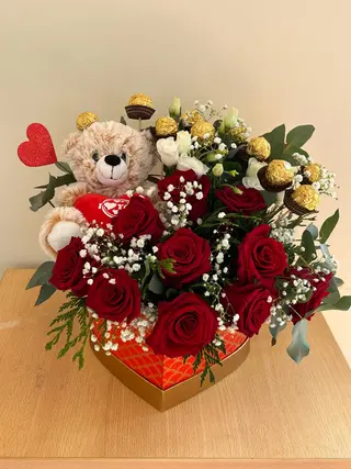Arranjo com 10 Rosas, Peluche Médio e Chocolates