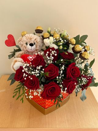 Arranjo com 10 Rosas, Peluche Médio e Chocolates
