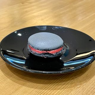 Макарон с Малинов бял шоколад 20гр.