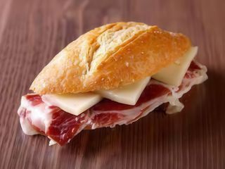 Menú Bocadillo De Jamón Serrano Y Queso Manchego