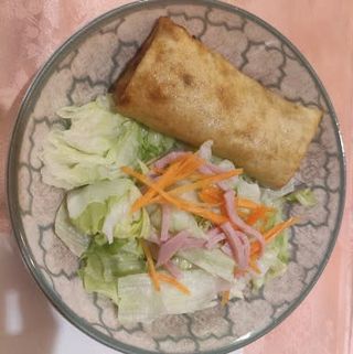 Mini rollo de primavera con ensalada